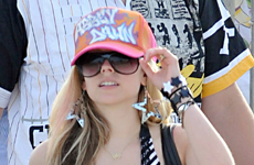 Avril Lavigne en las playas de Saint Tropez