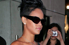 Rihanna es tan interesante que usa lentes de sol en la noche