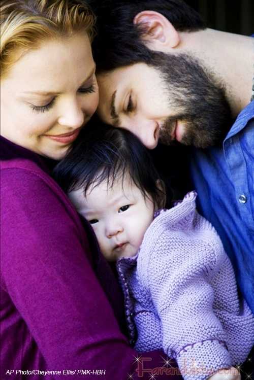 102739 katherine heigl and josh kelley hold their daughter nancy leigh naleigh sept 12 2009
