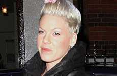 Pink en su llegada a Radio 1 en Londres