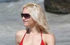 Gwen Stefani muestra su cuerpo en bikini en la playa