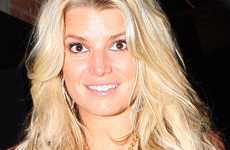 Jessica Simpson muestra su modales en una reunion de negocios