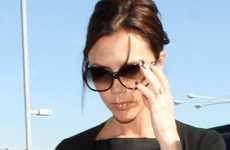 Victoria Beckham vuela al lado de David luego de su operacion