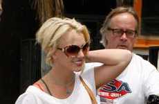 Britney Spears sonrie mientras va de shopping