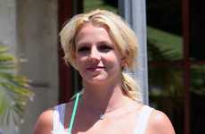 Britney Spears de buen humor le hace caras a los paps