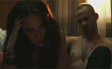 Megan Fox provocada por Dominic Monagham en el video de Eminem