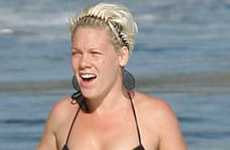 Foto de Pink en bikini con baby bump!?