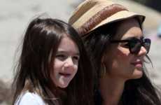 Katie Holmes y su hija Suri Cruise en la playa