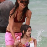 Katie Holmes muestra sus imperfecciones en la playa?