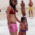 Katie Holmes muestra sus imperfecciones en la playa?