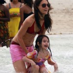 Katie Holmes muestra sus imperfecciones en la playa?