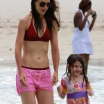 Katie Holmes muestra sus imperfecciones en la playa?