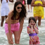 Katie Holmes muestra sus imperfecciones en la playa?