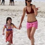 Katie Holmes muestra sus imperfecciones en la playa?