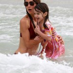 Katie Holmes muestra sus imperfecciones en la playa?