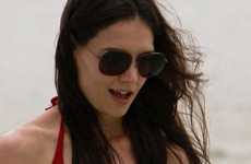 Katie Holmes muestra sus imperfecciones en la playa?