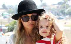 Nicole Richie y Harlow Winter Kate en la playa