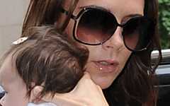 Victoria Beckham vuelve a los stilletos con baby Harper Seven