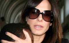 Sandra Bullock y su hijo Louis en el aeropuerto de L.A