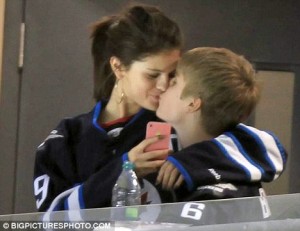 justin selena kissing 0 468x361