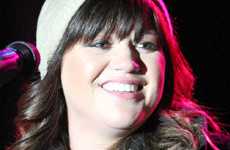 Kelly Clarkson se rie de los rumores de que es lesbiana