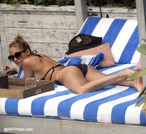 98315w9lo nicole richie bikini 09Tlo