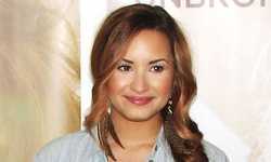 Demi Lovato firma para ser Juez en X Factor!!