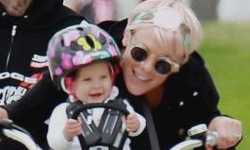 Pink con su hermosa familia en Bici el Dia de Las Madres! Aww CUTE!