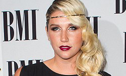 Kesha tiene un nuevo tatuaje… en la boca