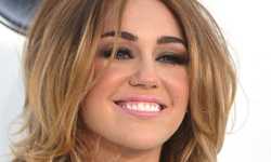 Vean el anillo de compromiso de Miley Cyrus! UPDATE!