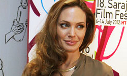 Angelina Jolie muestra su anillo de compromiso