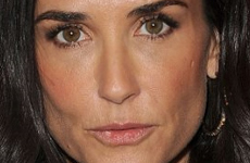 Demi Moore DEVASTADA por el romance entre Ashton y Mila!