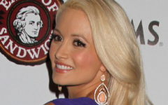 Holly Madison va a adoptar un baby!