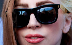 Lady Gaga y su look marron… literalmente.