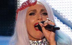Lady Gaga dice que puede llevar pieles si quiere