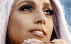 Lady Gaga afeita parte de su cabeza por Terry Richardson