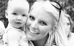 Jessica Simpson muestra a baby Maxwell en el Bday de Eric