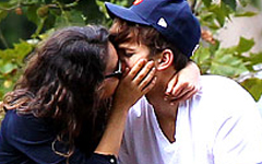 Ooohhh… Mila Kunis y Ashton Kutcher besandose en Central Park!!