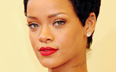 Rihanna se hace un tatuaje en el pecho en honor a su abuela