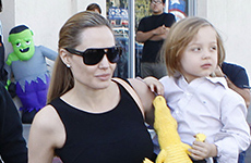 Angelina Jolie y sus hijos comprando los disfraces de Halloween