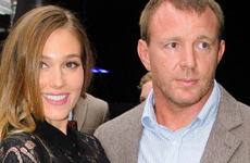 Guy Ritchie comprometido con su baby mama Jacqui Aisley