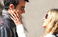 Vean el anillote de compromiso de Jen Aniston!!!
