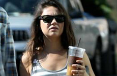 Mila Kunis embarazada? baby bump? Naaah!