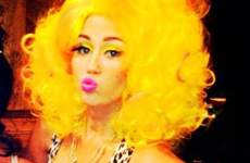 Miley Cyrus se disfraza de Nicki Minaj en Halloween!!
