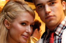 Paris Hilton lo hace con una chica y arrestan a su novio