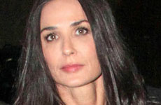 Demi Moore detrás de Leo DiCaprio?