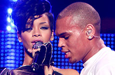 Rihanna publica foto de Chris Brown en la cama