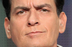 Charlie Sheen dona $75 mil dolares a niña con cancer