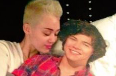 OMG!! Miley Cyrus en la cama con Harry Styles!!! LOL!