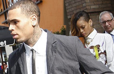 Chris Brown se presenta en la corte con Rihanna!!!